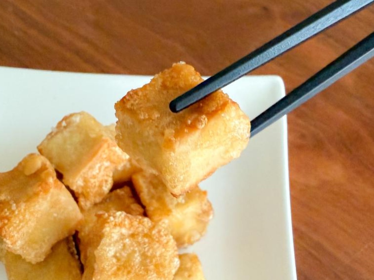 高野豆腐唐揚げ17_箸で高野豆腐の唐揚げをつまむ