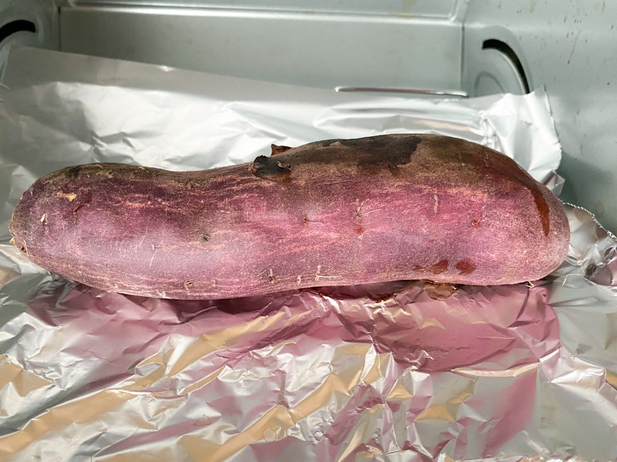 焼き芋06_オーブンで皮が黒く焼けた一本